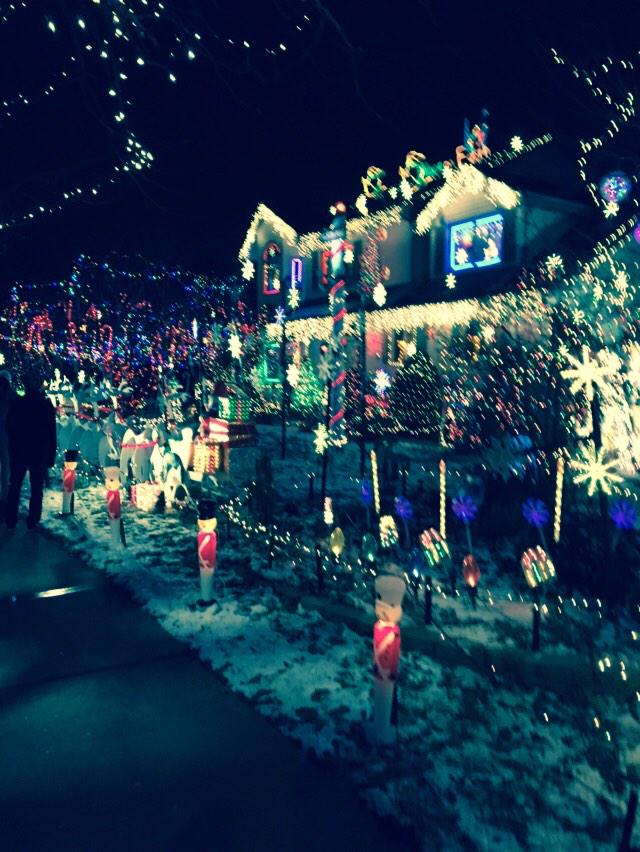 rvjel's tweet photo. Starting the season off with a bang! Nice job Jack. #bestchristmaslights #wow http://t.co/ikiVb3yya5