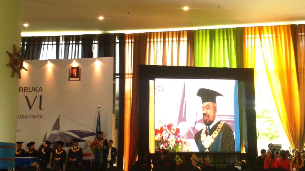 Ninok Leksono sedang memberikan pidato kepada seluruh wisudawan