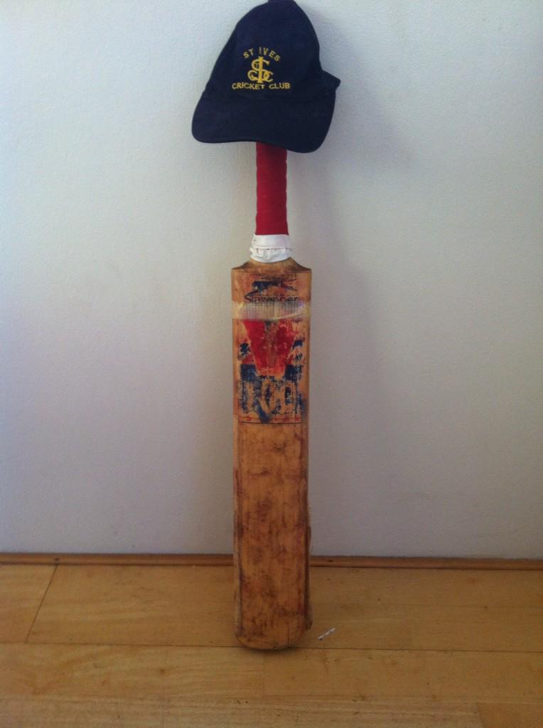 LeesAlex's tweet photo. #putoutyourbats RIP Phillip Hughes @stiveswahroonga http://t.co/HjLSvW7NZh