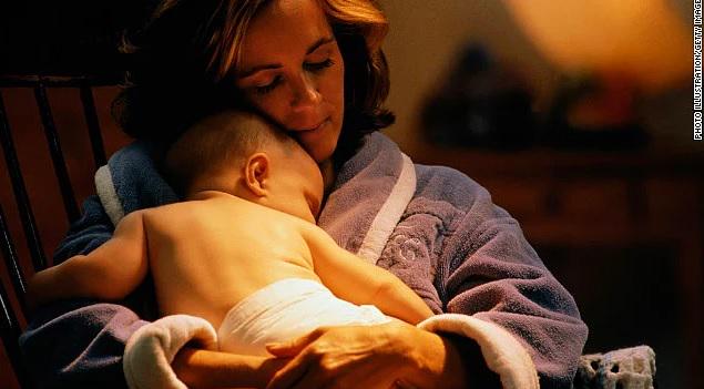 Держи меня ночью мама девочка. Мать с ребенком. Девушка с ребенком тень. Мама склонилась над ребенком. Мать склонилась к ребенку.