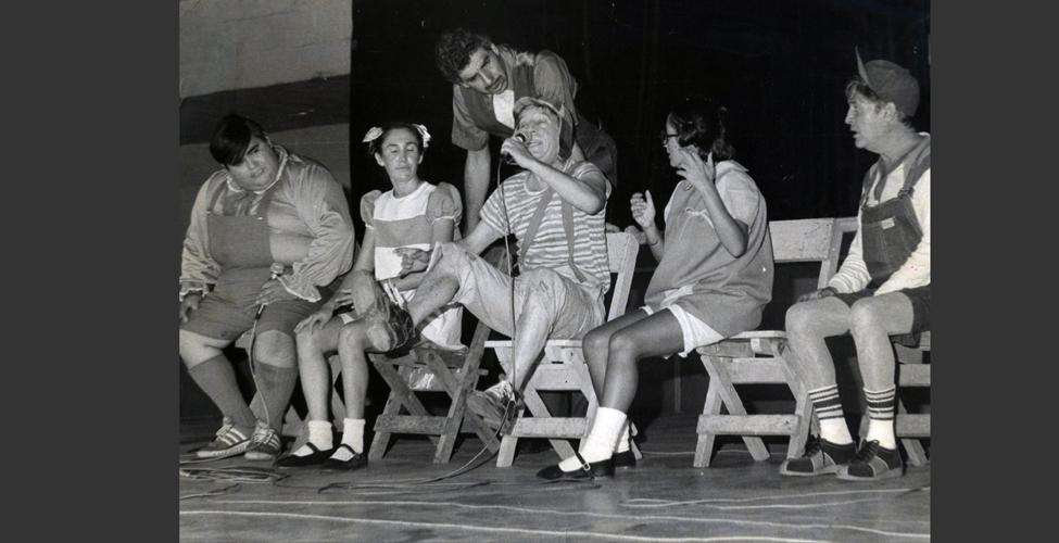 elheraldoco's tweet photo. En 1982, el elenco del Chavo del 8 visitó la ciudad de Barranquilla. Compartimos una foto de la visita. http://t.co/VnUfKxeYQU