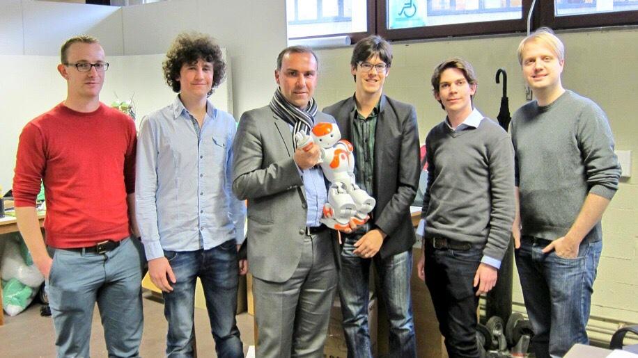 TimVandenput's tweet photo. Deze namiddag op bezoek bij @BramVDBorght. Wereldtop op gebied van robots. Hier zit toekomst in! #VUB http://t.co/GzMgi6aLhR