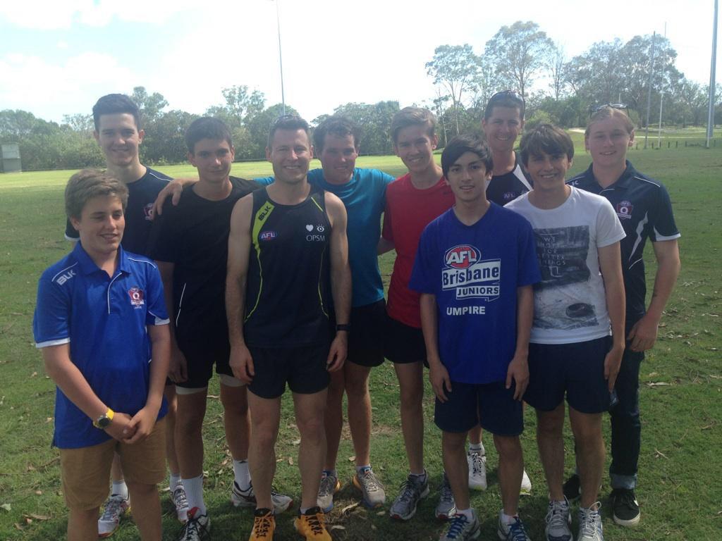 UmpireAFL's tweet image. @UmpireAFL Chris Kamolins drops in to @AFLQ Umpiring Academy training this morning. #umpireafl #GivingBack #goodguy