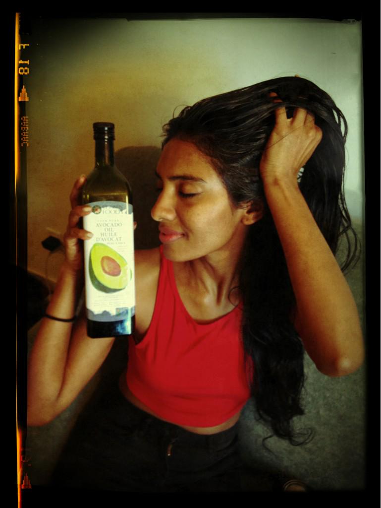 namastedivya's tweet image. Just moisturizing my hair with avacado oil for my @badkarmaseries party tonight for @STORYHIVE. Lauraceae shine ;)