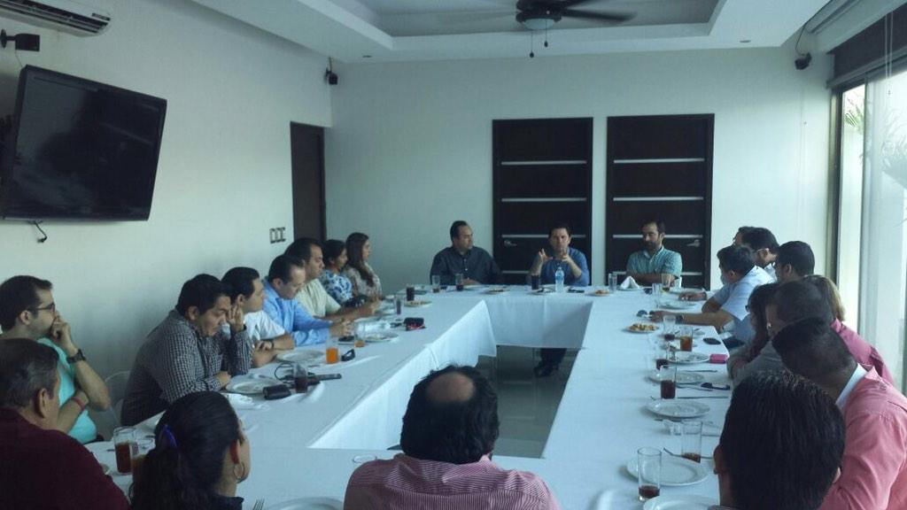 Lic_Amir's tweet photo. Comida organizada al diputado mauricio sahui Rivero por empresarios  planteándole los problemas Mérida http://t.co/UU9K5RmyXW
