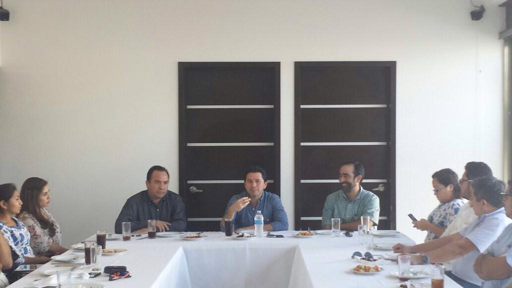 Lic_Amir's tweet photo. Comida organizada al diputado mauricio sahui Rivero por empresarios  planteándole los problemas Mérida http://t.co/UU9K5RmyXW