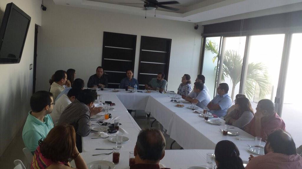 Lic_Amir's tweet photo. Comida organizada al diputado mauricio sahui Rivero por empresarios  planteándole los problemas Mérida http://t.co/UU9K5RmyXW