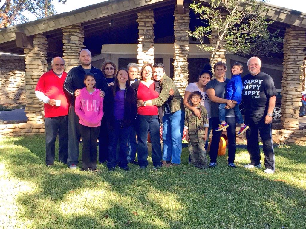 travThetrainer's tweet photo. We forgot to take a family pic yesterday with everyone :(. These are the ones left(over)today..#Famly#leftoversfriday http://t.co/DtiYkbGJzm