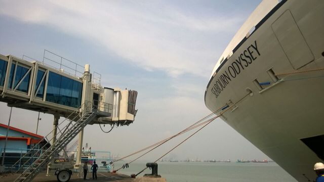 GNFI's tweet photo. Skybridge pelabuhan penumpang Tanjung Perak, Surabaya. Modern @indtravel http://t.co/FUEEx79tBH