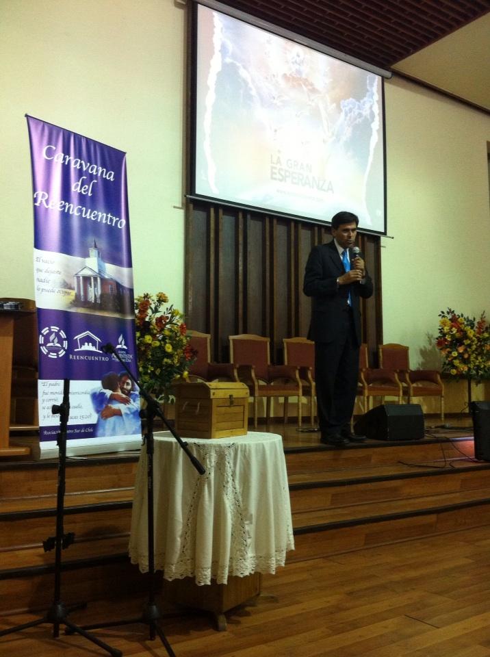 IASDLA's tweet photo. Pr Eduardo Lara haciendo el último llamado en el programa #Reencuentro http://t.co/7oYBuq5xIP