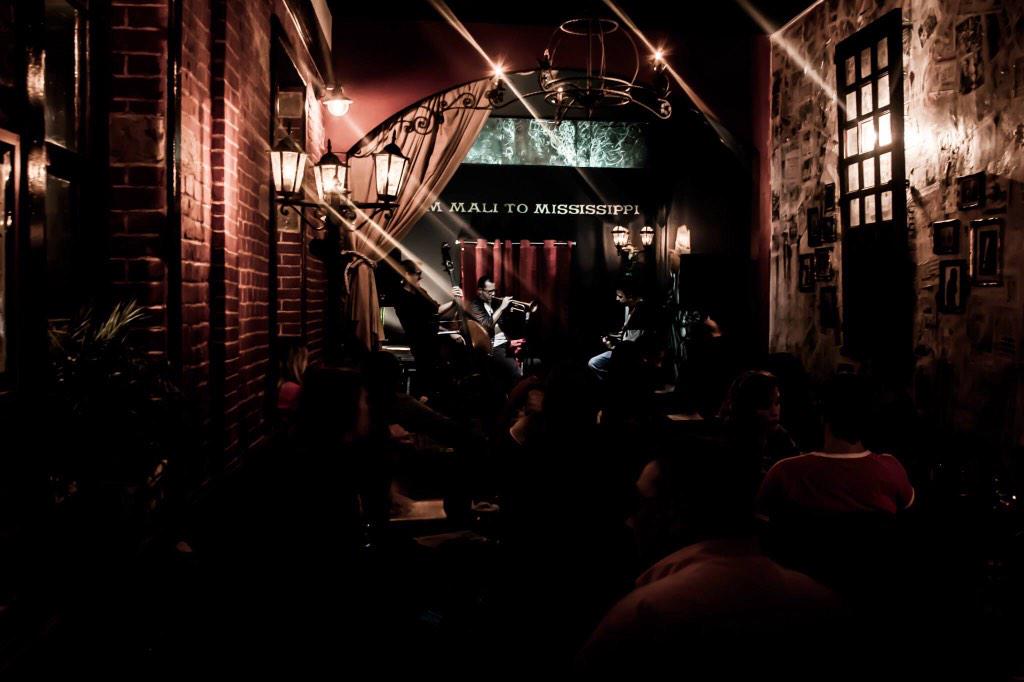 Lipsfeelingroom's tweet photo. @Lipsfeelingroom magic moment #LasPalmas #GranCanaria  #drinks #livemusic #cocktailbar http://t.co/BaPtvFQg8x