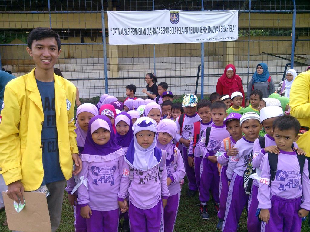 APEL_2014's tweet photo. Sudah banyak adek2 lucu nihhh yuk merapat ke Stadion Merpati dalam acara Go Green. Selamatkan Bumimu😊 cc: @hmja_pnj http://t.co/ub8WnJKnIy