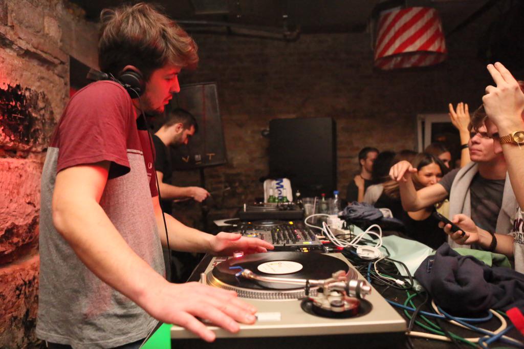 GRADKC's tweet photo. #spacedimensioncontroller #sdc #beyondhouse #kcgrad photo @srednje_zabavan http://t.co/yZxBgTf3yQ