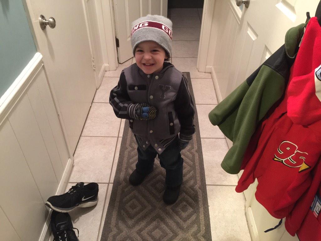 AshMarisaK's tweet photo. @SmokingGoose has a mini fan! Daddy taught him well. #meatschool #smokinggoose #comfyhat http://t.co/c2UN4wEhI0