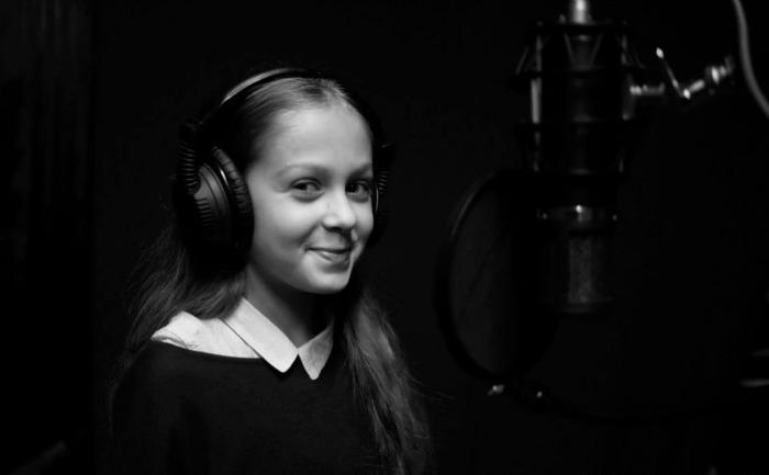 KayleeRollins1's tweet photo. I'm working on my first real project! So excited for share with u guys🎤💕 #kayleerollins @triciarollins88 @ShawRollins http://t.co/KMnOYvbIAa