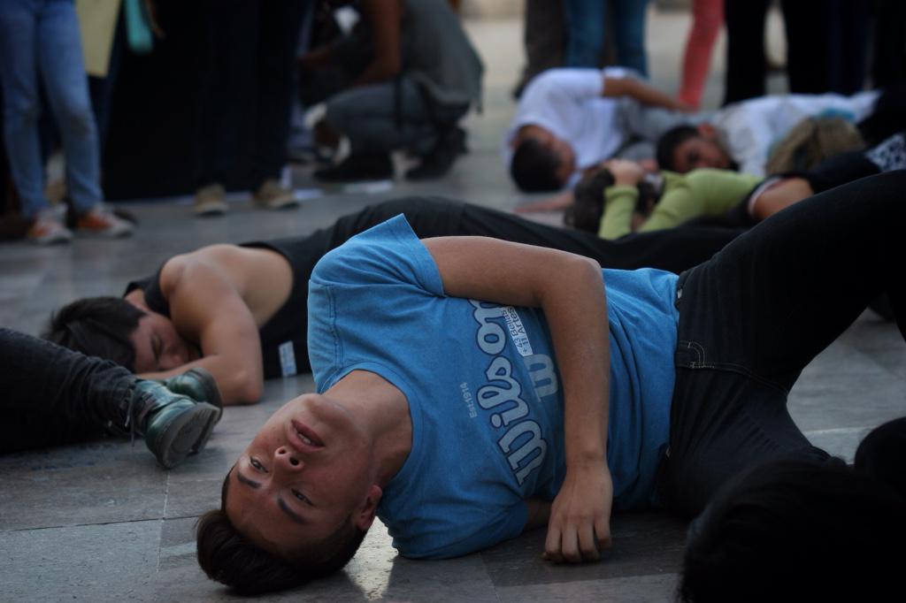 SinEmbargoMX's tweet photo. Artistas realizan toma simbólica del Palacio de Bellas Artes por los 43+11 http://t.co/IFd6Fjx7Mn http://t.co/z6EPxGb5iP