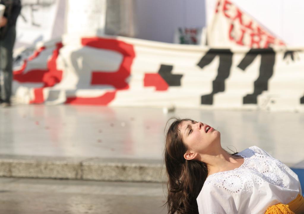 SinEmbargoMX's tweet photo. Artistas realizan toma simbólica del Palacio de Bellas Artes por los 43+11 http://t.co/IFd6Fjx7Mn http://t.co/z6EPxGb5iP
