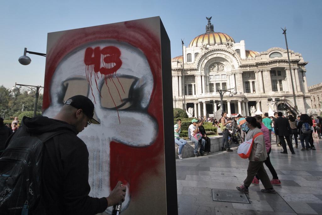SinEmbargoMX's tweet photo. Artistas realizan toma simbólica del Palacio de Bellas Artes por los 43+11 http://t.co/IFd6Fjx7Mn http://t.co/z6EPxGb5iP