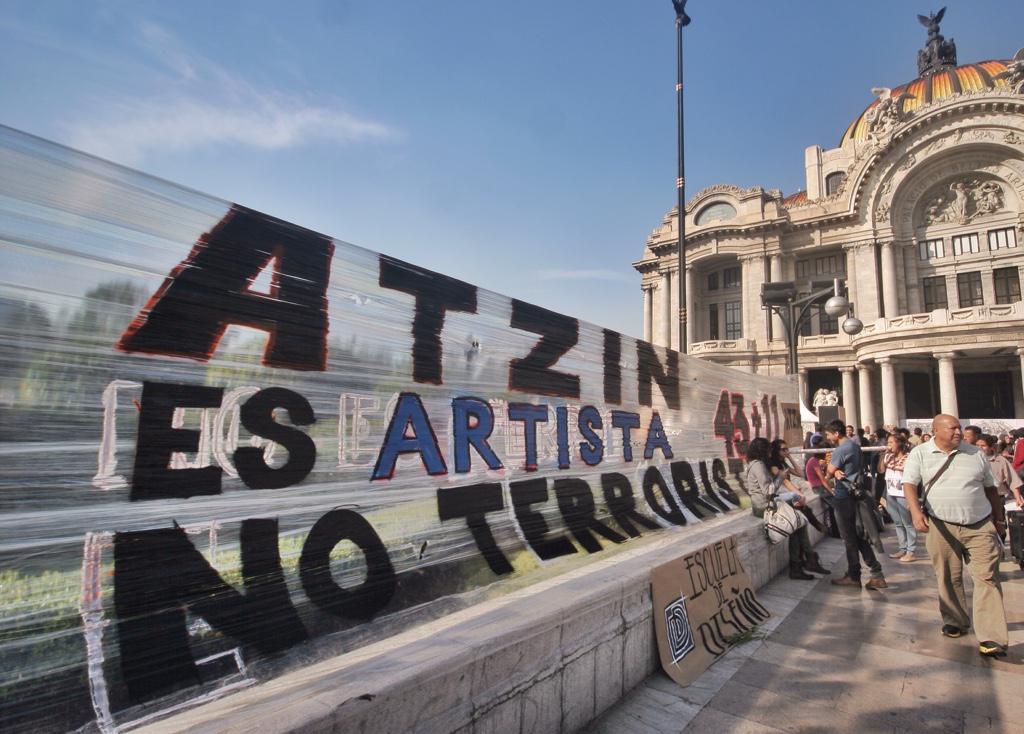 SinEmbargoMX's tweet photo. Artistas realizan toma simbólica del Palacio de Bellas Artes por los 43+11 http://t.co/IFd6Fjx7Mn http://t.co/z6EPxGb5iP