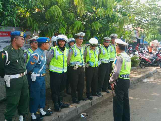 TMCPoldaMetro's tweet photo. 09:15 Apel Kesiapan Operasi Zebra Jaya di Jl Jatinegara barat http://t.co/T3Q09gDcLj