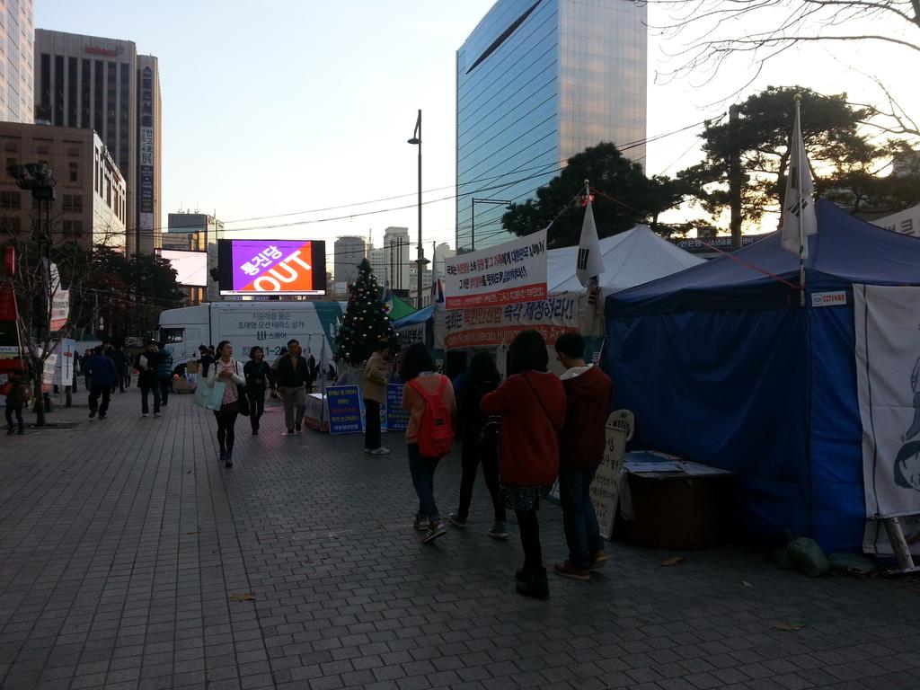 maisana2002's tweet photo. 《속보》
통진당아웃
방금 대형광고판 탑재 차량이 애국진영 농성장 곁에 오니 빛이 사방팔방으로 퍼져 나가네요
북진통일
만고역적당통진당은 아웃이다 http://t.co/OOP8jz0qaz