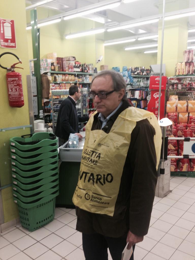 ftagliabue's tweet photo. #bancoalimentare colletta 2014 ore 8.30 al carrefour Express di via ampere a Milano. Volontari già al lavoro http://t.co/ejiHObpEXs