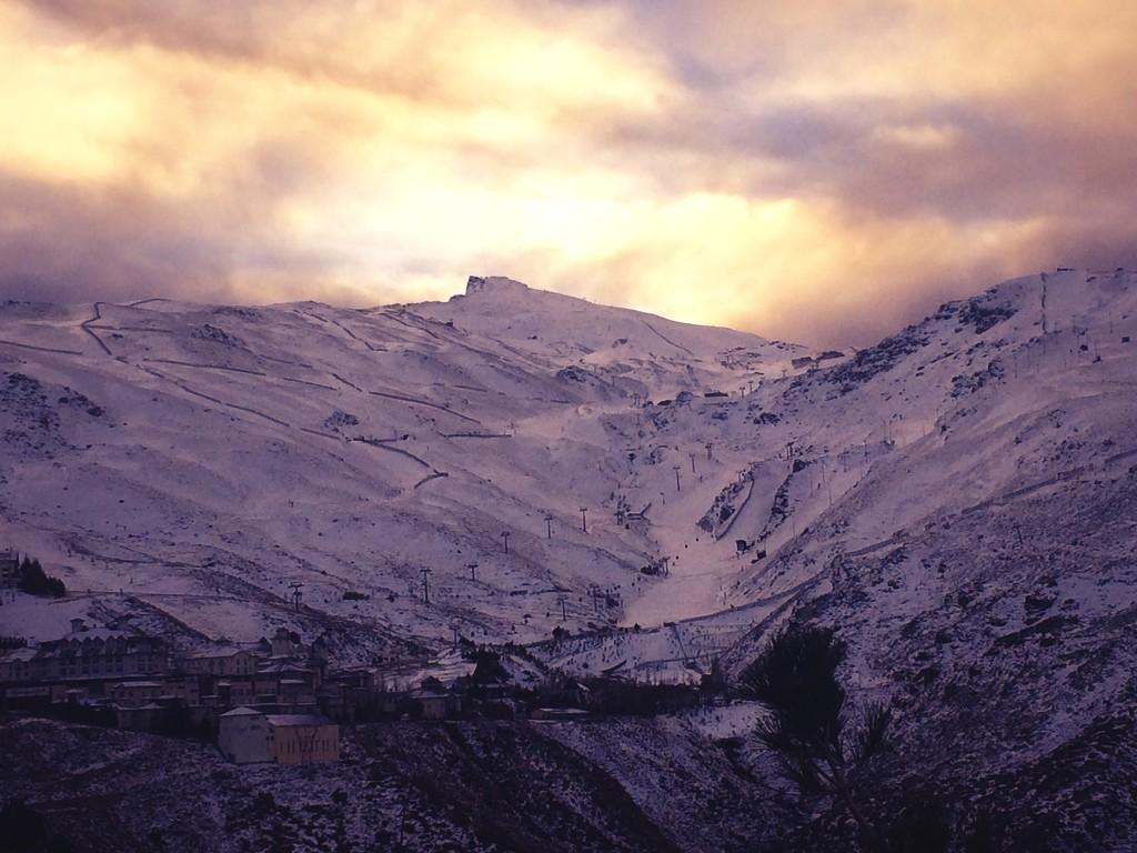 EoeSierraNevada's tweet photo. #BuenosDias desde #SierraNevada
En 20 minutos inauguramos la temporada.
¡Arrancamos! 
#FelizPrimerDia http://t.co/yg93t9vKhF
