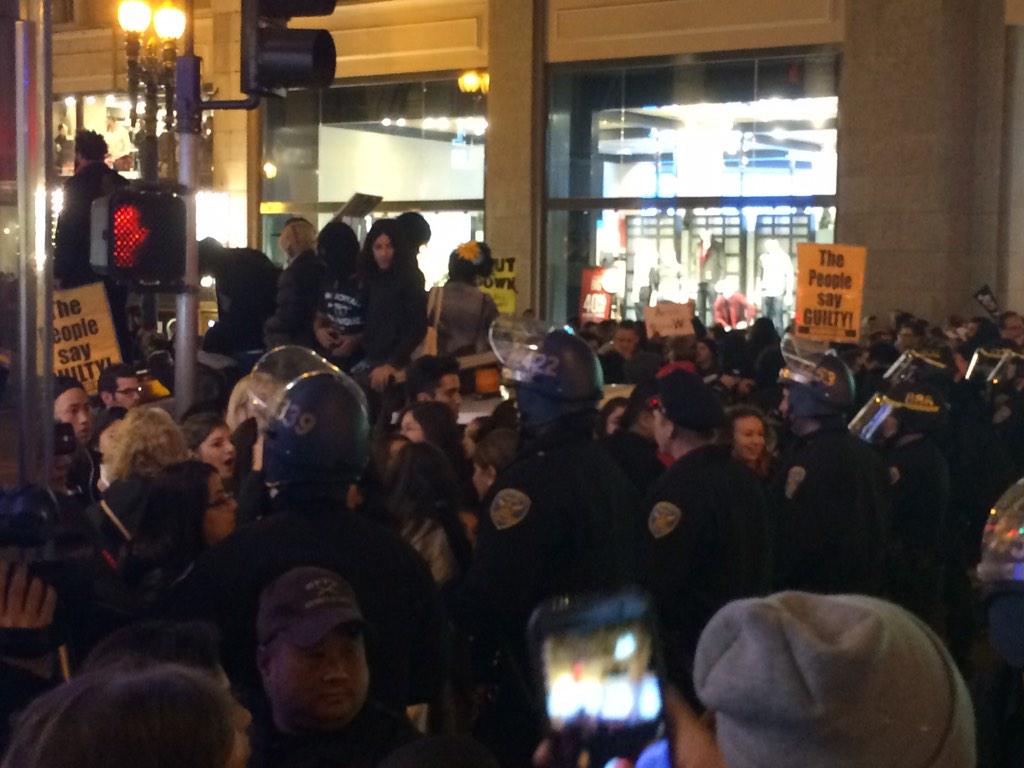 UPDATE: Police in riot gear arrive at the scene in San Francisco (Photo ...