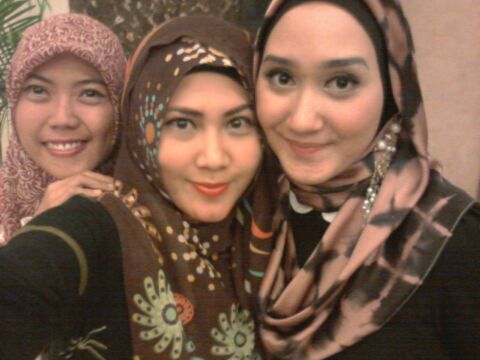 papuanti's tweet photo. Nice to meet you & @laalals #WMF2014 "@dianpelangi: Arrived here in Jogjakarta for @muslimahworld and @wardahbeauty" http://t.co/GVVFShLK1v