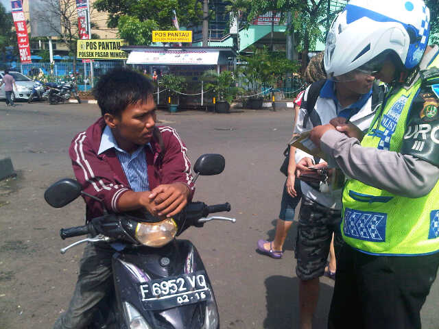 10:25 Penindakan pemotor lawan arus di dpn Robinson Ps Minggu dlm rgk Ops Zebra Jaya 2014