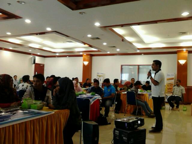 Onein20_PLG's tweet photo. Mas @taufan_umbara memulai Smart Business Map Workshop Palembang hari ini, Playing Field. #Onein20 http://t.co/t6PknHp44p