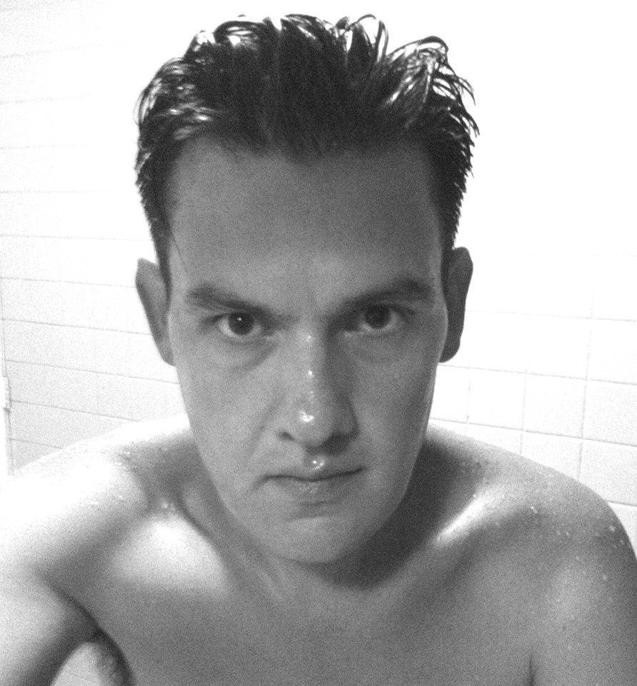 peponoficial's tweet image. antes de irnos a cantar, un buen baño!!!