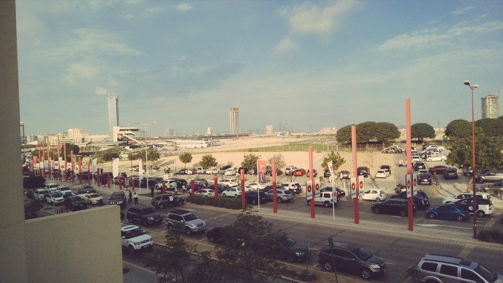faridurc's tweet image. Crowd building up for #ColorRunUAE #Dubai #ViewFromMyBalcony