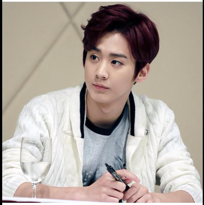 Exo68_Panda's tweet photo. @wowous  oppa
Please take lots of selca >.<
I miss your selca,oppa http://t.co/n2rwJqVNJ2