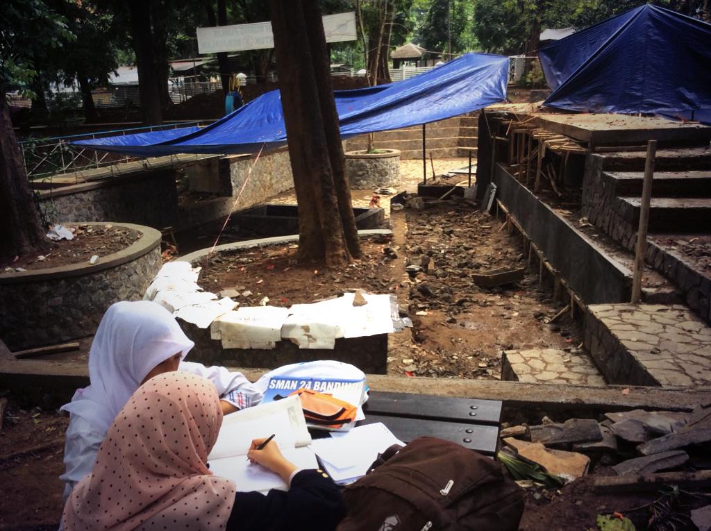 danau kecil pengendali banjir sekaligus tempat untuk belajar. wifi haratis untuk kaum fakir kuota.