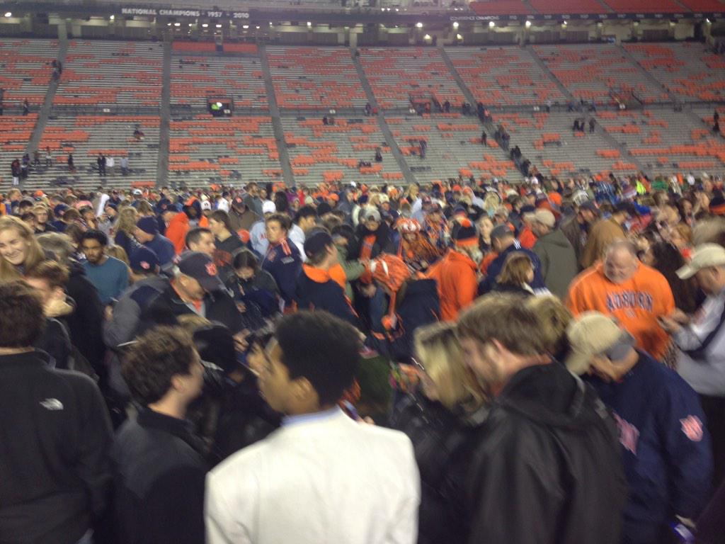 Chucktaylor9's tweet photo. Aubie favorite thanksgiving tradition is rushing the field, of course! #CapitalOneAubie http://t.co/93aNZU6kMV