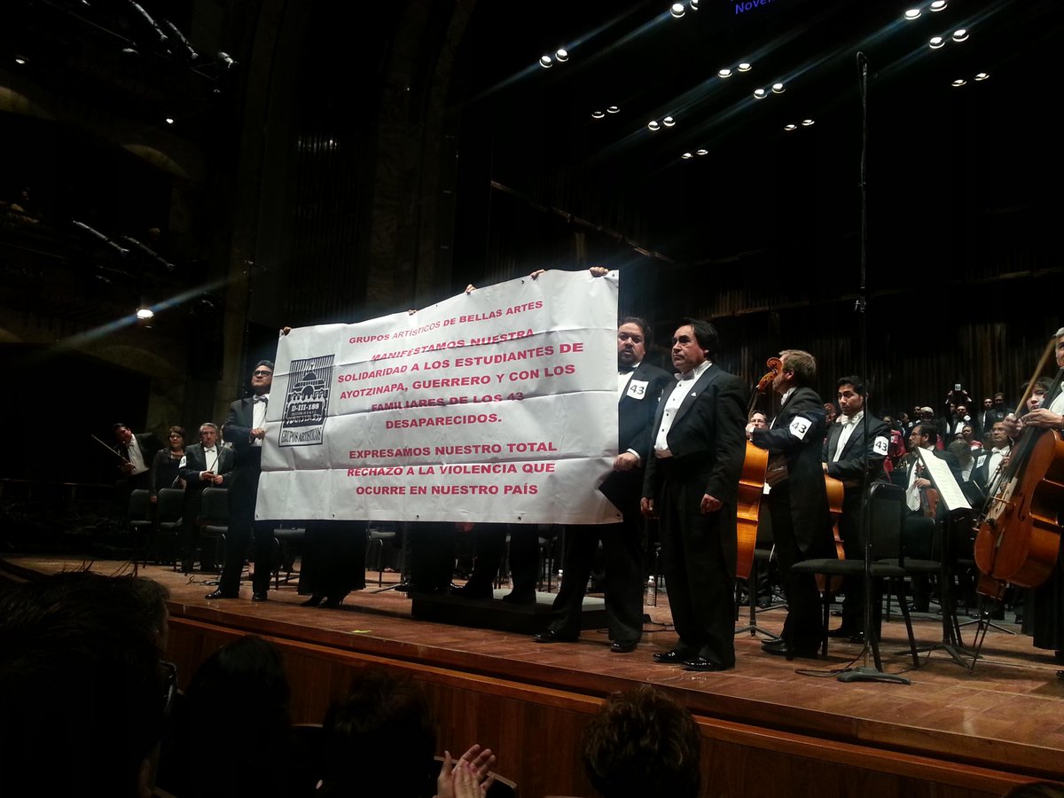 leoyluegotuiteo's tweet photo. mira @EPN gente talentosísima que leen libros y notas músicales, también alzarón la voz en Bellas Artes #YaMeCanse http://t.co/7xP9GAlz0g
