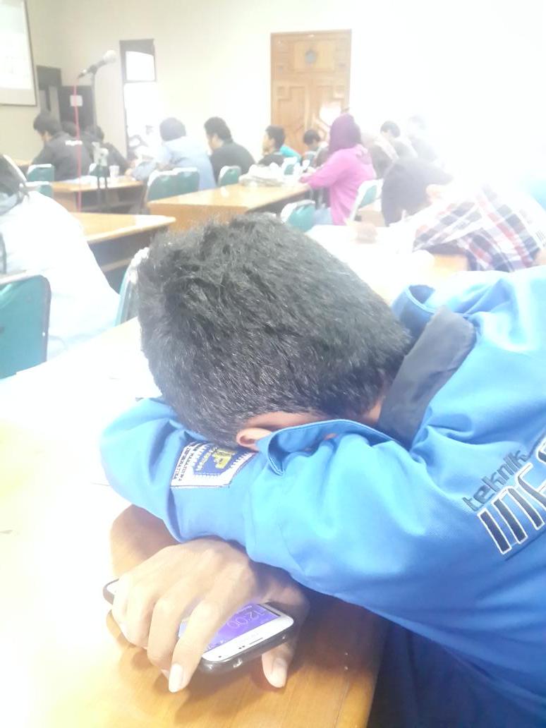 agengpramuditya's tweet photo. Begitu lelahnya si kipli mengikuti seminar #MGDUPNVYK @himatif_upnvyk http://t.co/ni09dCrWAj