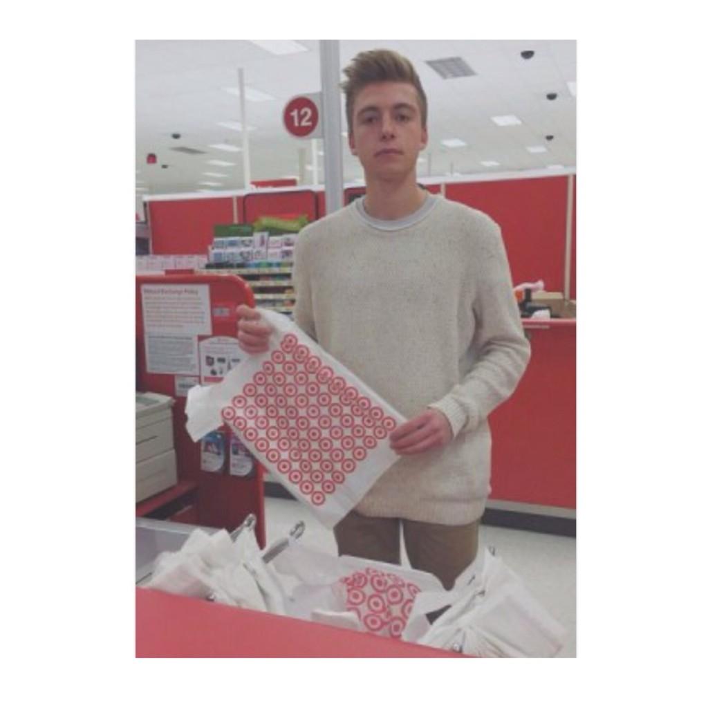 officialmrsmatt's tweet photo. I love #TaylorFromTarget better 😍👌
@itsTaylorBaxter http://t.co/dhhTQ0y8GF