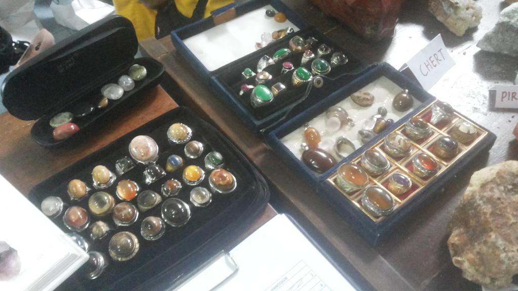 seg_ugmsc's tweet photo. Ada juga beberapa gemstone yang dijual lho! Tertarik? Makanya, ayo datang ke stand SEG di geoexpo 2014! http://t.co/iOxBgaSecU