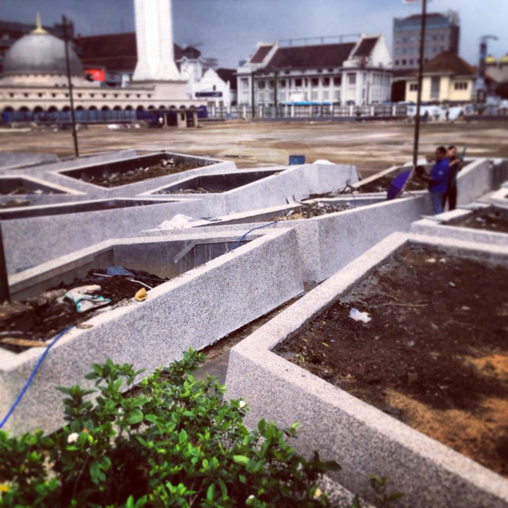 progres revitalisasi Alun2 BDG ut kembali jd ruang publik utama/Main City Square. ini di sudut kebun bunga. <a href="/infobdg/">BANDUNG ᮘᮔ᮪ᮓᮥᮀ</a>