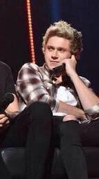 ImNiallsMichael's tweet photo. When all your friends are in a relationship  and you will be like:

#MTVStars One Direction http://t.co/Ze9e3UPV7n