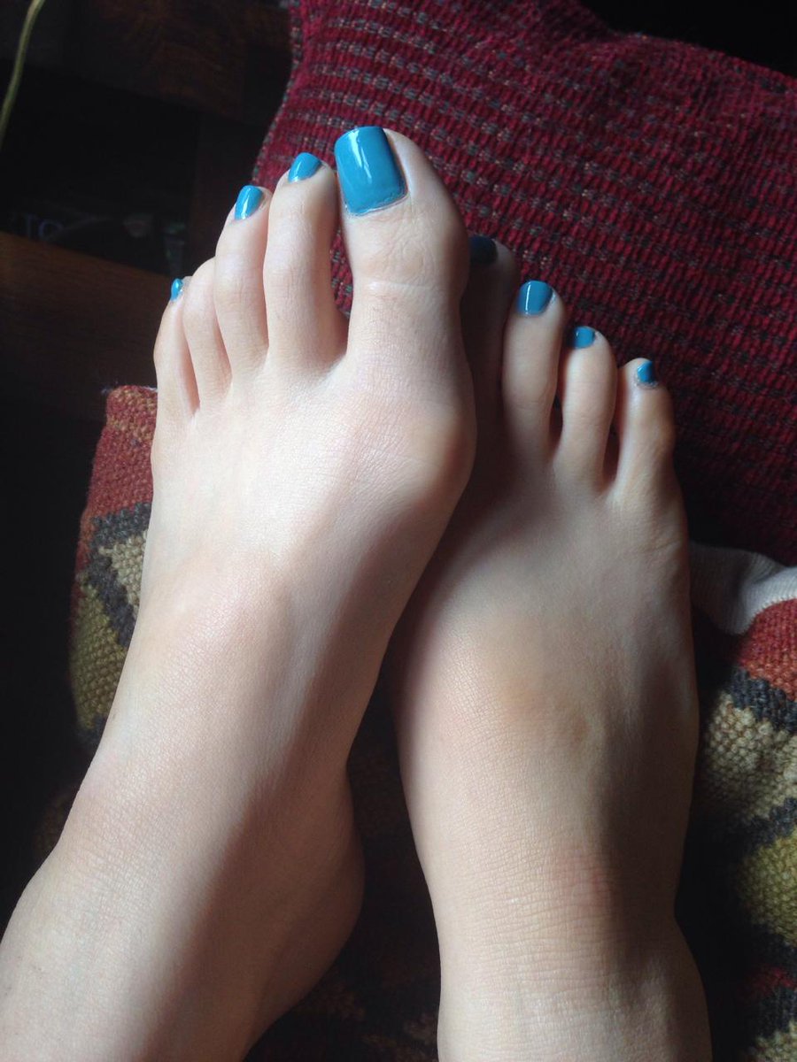 MistressSophiaX's tweet photo. I WANT ENDLESS RETWEETS AND CUM TRIBUTES FOR MY GORGEOUS PERFECT FEET!
#FEET #FETISH #CUM #LOSER http://t.co/3bIxlXmovh