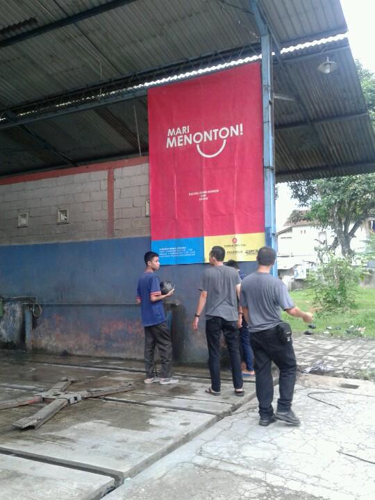 Nkertagama's tweet photo. Nanti kalo bingung cari tempatnya, sblum turunan sèlis, ada indoor besar yg ada poster ini di kiri jalan ya, kaaak. http://t.co/Q6mdABN0QT