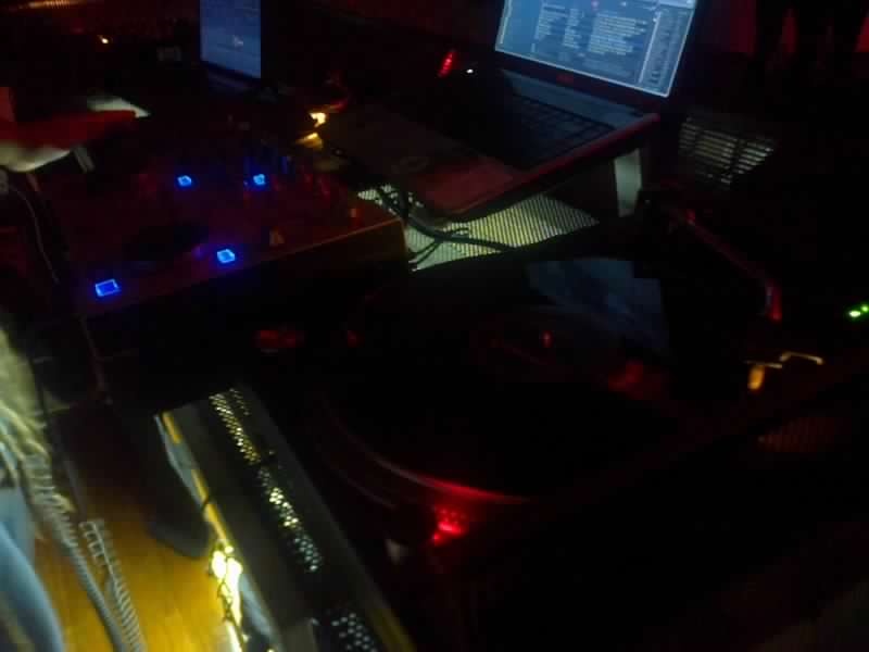 DarioIrie's tweet photo. Sonando en @extremebarbsas @darioirie @djhernangroove y dj tk, noche de vinilos http://t.co/oNtiP2IypX