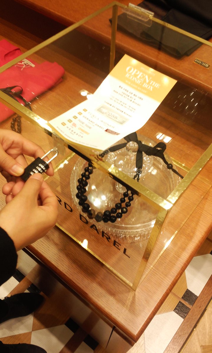 _Special_SHE's tweet photo. 수원 롯데백화점. 나홀로 럭키박스 찾으러 백화점 내부를 헤집고 다니는중 ㅋㅋ http://t.co/5AnlNeCeRk
