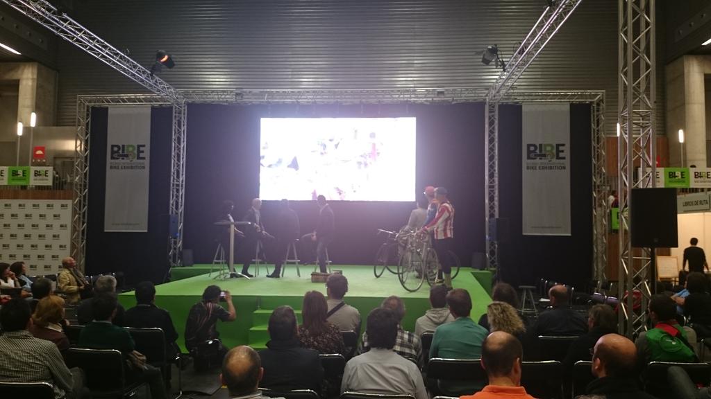 Hora de la presentación del <a href="/gpcanalcastilla/">GP Canal Castilla</a> con <a href="/jmariguajardo/">Juan Mari Guajardo</a> al micrófono. #BIBE14 <a href="/bibebike/">BIBE</a>