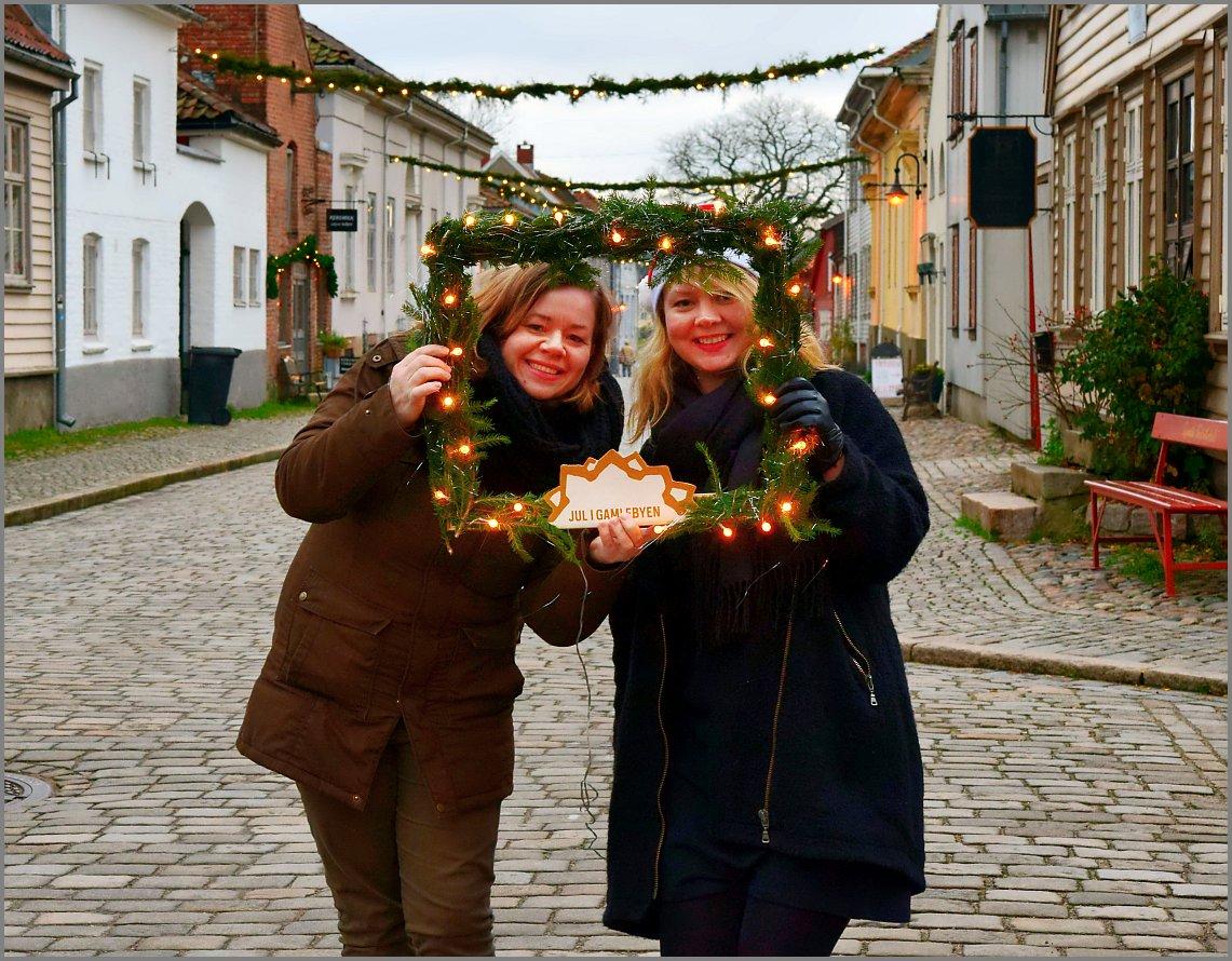 MargitTangen's tweet photo. Helt normalt å gå rundt med en julepyntet ramme 😊👍 Kan lånes på turistkontoret. Foto: “@WalterWalsch #JuliGamlebyen http://t.co/RsCPBFK8ne”