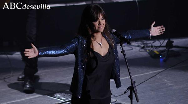 abcdesevilla's tweet photo. Vanesa Martín (@vanesamartin_) se hace grande ante un Fibes lleno [ver crónica y fotogalería] http://t.co/Ne8Zz5cSvs http://t.co/aA16lenA7C