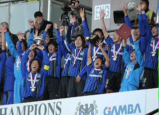 yatto0704's tweet photo. 今年のガンバ大阪はこのトロフィー全部を掲げることができると信じてる。
史上2チーム目の三冠達成ができると信じている人RT http://t.co/sA4otze7TS